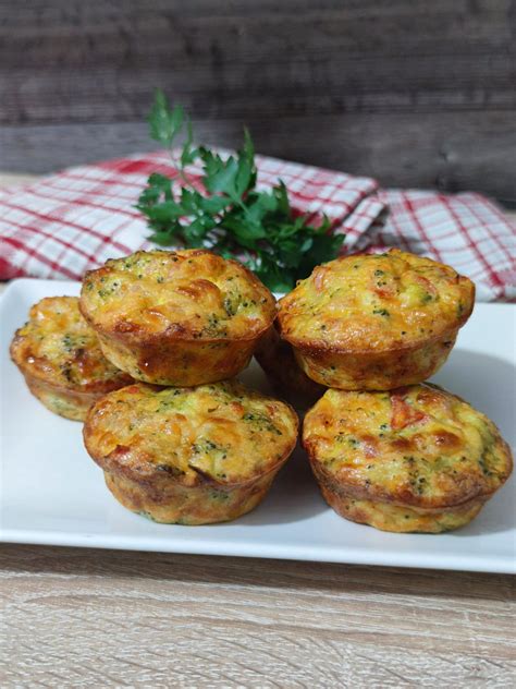 composizione di diversi tortini salati monoporzione con verdure miste