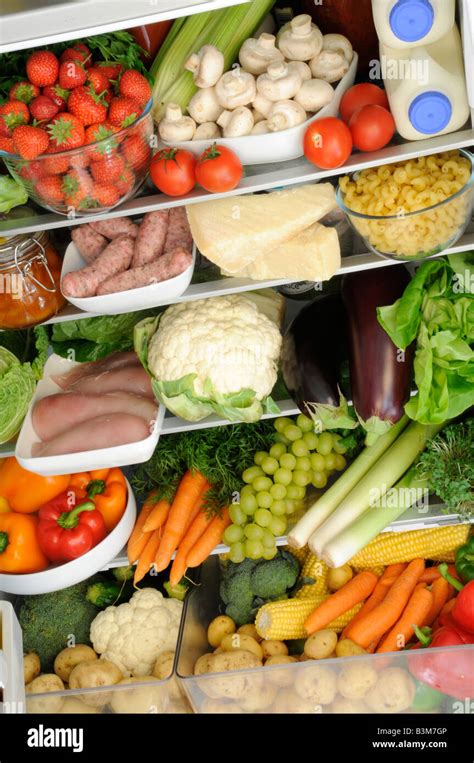 un frigo pieno di verdure colorate e fresche