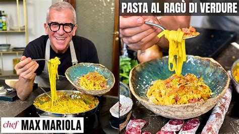 Max Mariola in cucina mentre prepara un piatto