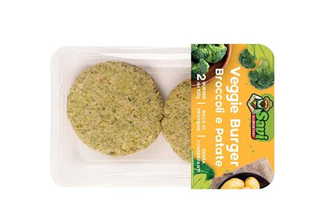 Foto di hamburger vegetali di miglio e broccoli pronti per essere infornati