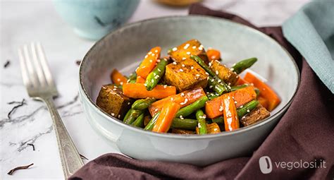 Immagine di tofu croccante saltato con broccoli e una lucida salsa agrodolce