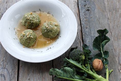 Canederli vegetariani ai broccoli serviti in un piatto con brodo caldo