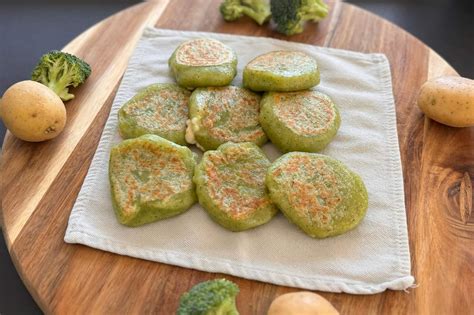 Focaccine ai broccoli cotte in padella, pronte per essere servite