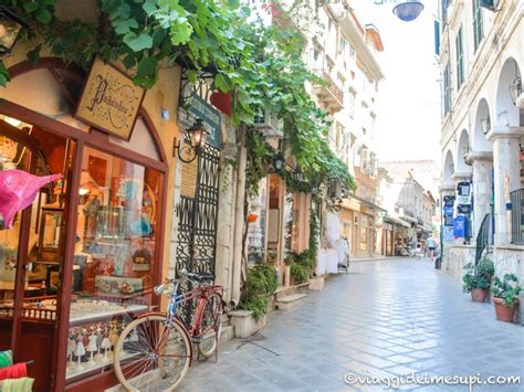 Una veduta serale della città vecchia di Corfù con i suoi vicoli illuminati e i profumi invitanti.