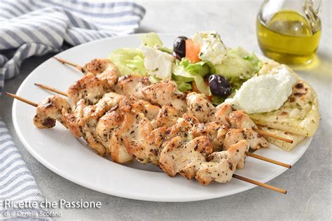 Spiedini di souvlaki cotti alla griglia, pronti per essere serviti.