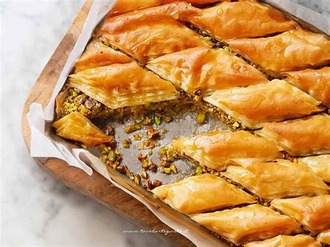 Una fetta di baklava dorata e croccante, imbevuta di miele.