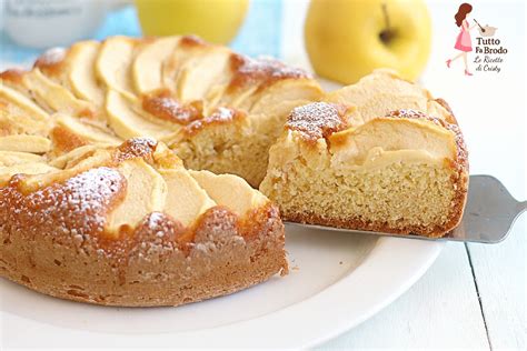 Fettine di mele disposte su una placca da forno per l'asciugatura