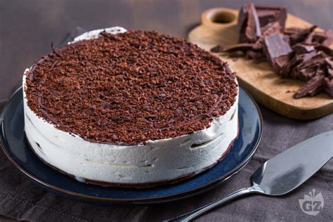 Immagine di una torta o semifreddo decorato con sfoglie di cioccolato.