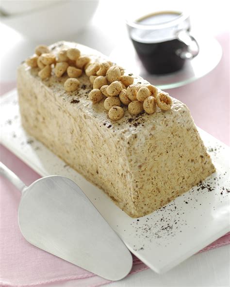 Immagine del semifreddo al caffè e amaretto con amaretti tritati
