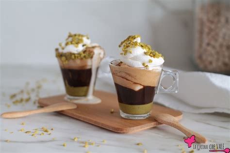 Coppette di caffè amaretto decorate con panna montata