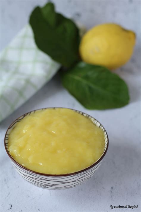 Crema al limone in una ciotola coperta con pellicola