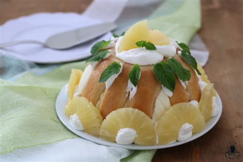 Decorazione di uno zuccotto all'ananas con roselline di panna