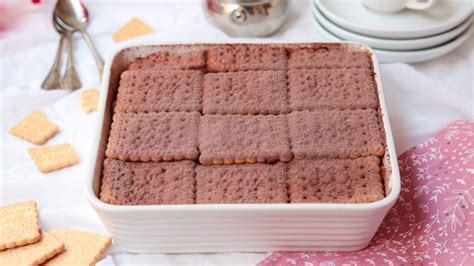 Strati colorati di una zuppa inglese in una pirofila