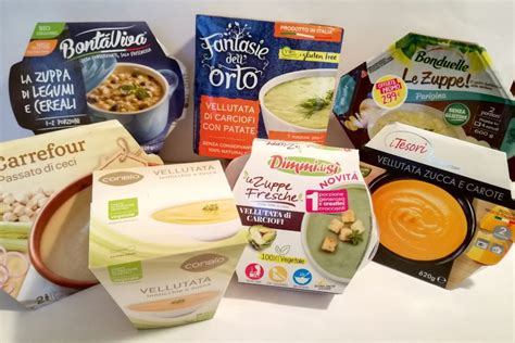 varietà di zuppe pronte confezionate in un supermercato