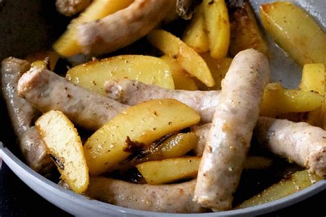 Ingredienti base per salsiccia e patate: patate, salsiccia, spezie