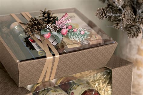 Una carrellata di diverse confezioni regalo natalizie, cesti e scatole di dolci, con varie marche e stili.