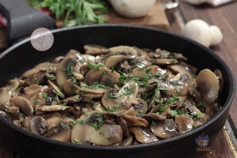 Un piatto di seppie affettate e funghi champignon conditi con limone, sale e olio, pronto per essere servito.