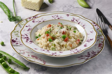 Ingredienti freschi per un risotto primaverile