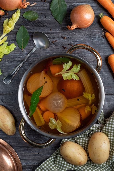 Ingredienti per un brodo vegetale profumato