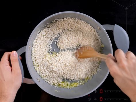 Processo di tostatura del riso per un risotto perfetto
