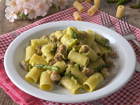 Primo piatto primaverile con asparagi e salame