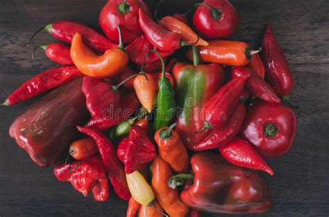 Composizione di peperoni di vari colori disposti in modo artistico