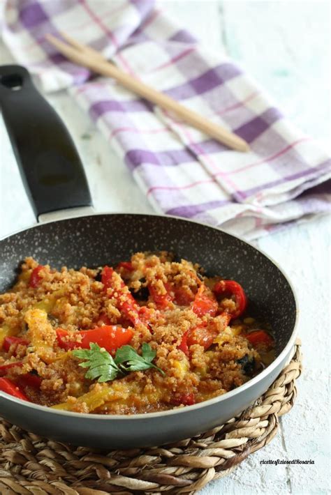 Padella con peperoni saltati con pangrattato tostato e prezzemolo