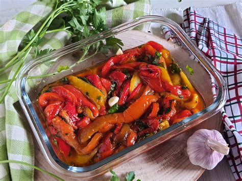 Peperoni arrostiti sulla griglia con la pelle che si stacca