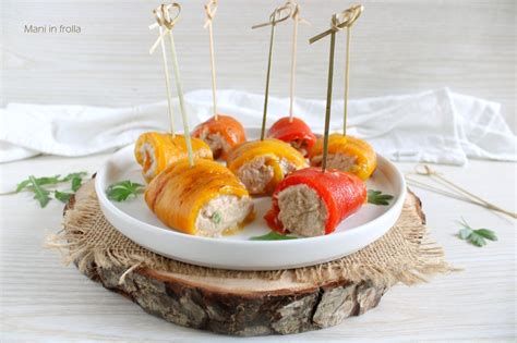 Involtini di peperoni ripieni disposti su un piatto da portata