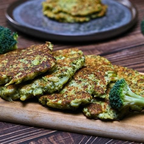 Vassoio con frittelle di broccoli pronte da gustare