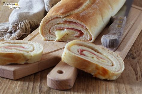 Rotolo salato appena sfornato e dorato