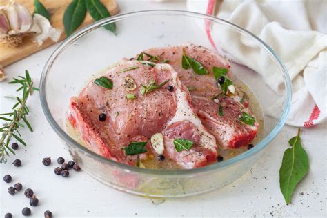 Infografica con i passaggi chiave per marinare la carne di manzo