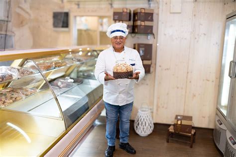 Foto dell'inaugurazione della Pasticceria Varone con molti ospiti