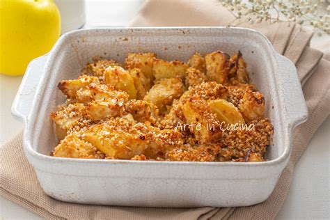 Una teglia con mele gratinate al forno appena sfornate, con una superficie dorata e caramellata.