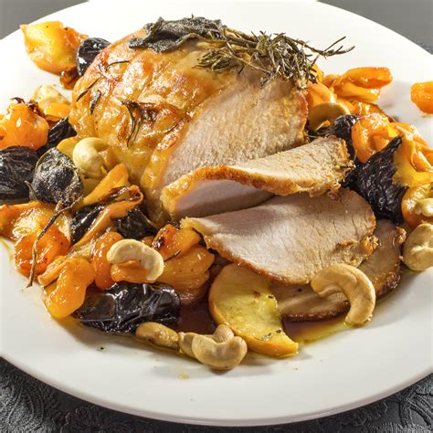 pirofila con arrosto di maiale, olive e sughetto di cottura
