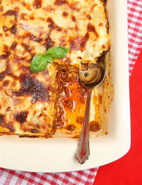 Una teglia in ceramica con una lasagna appena sfornata