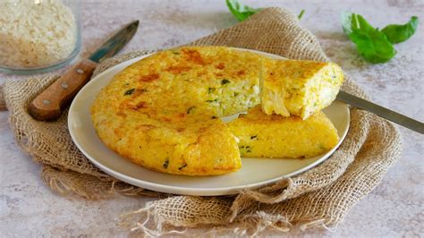 Immagine di una frittata dorata con speck e formaggio filante