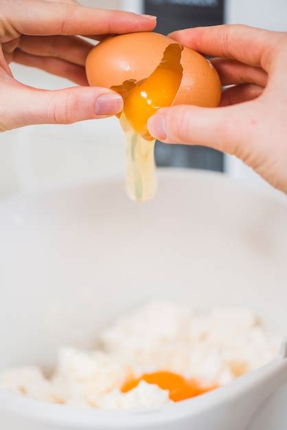 Infografica che mostra i passaggi per sbattere le uova con parmigiano e prezzemolo