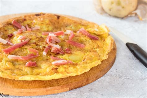 Schema che illustra i passaggi per farcire la frittata con speck e formaggio