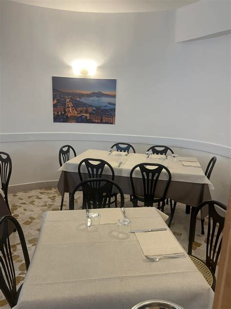 Foto dell'interno del ristorante RISOAMARO con un'atmosfera accogliente ed esotica