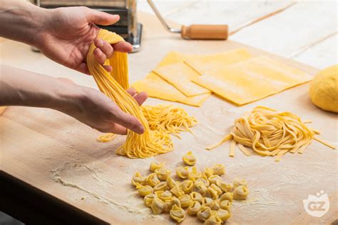 stesa di pasta fresca all'uovo su un piano di lavoro