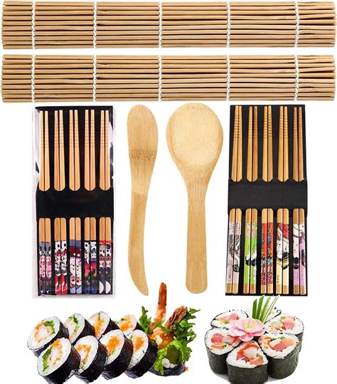 Immagine di un assortimento di utensili per sushi, tra cui tappetini in bambù, coltelli e stampi.