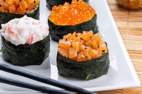 Immagine di diversi tipi di Gunkan sushi, con varie guarnizioni e ripieni.