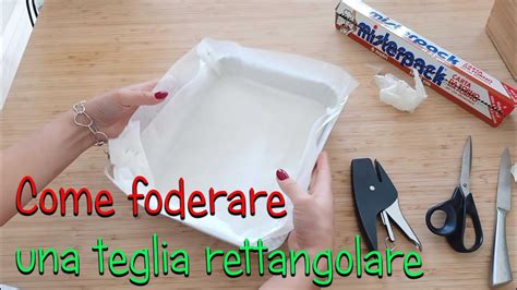illustrazione passo-passo su come foderare una teglia rettangolare con carta da forno, mostrando i tagli agli angoli