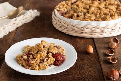 Ingredienti per il crumble: burro, farina, parmigiano, nocciole
