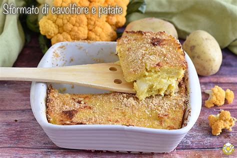 Crumble di cavolfiore al forno, dorato e pronto per essere servito