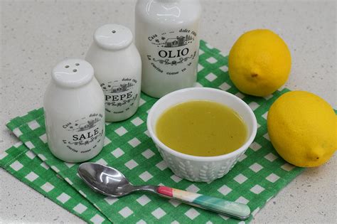 Ingredienti per la citronette: limone, olio d'oliva, sale e pepe