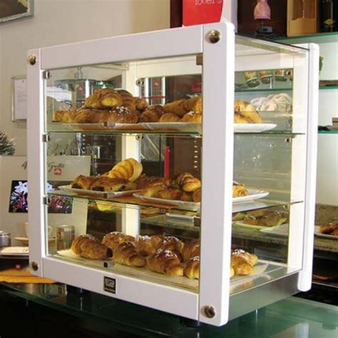 Infografica che illustra i diversi materiali utilizzati per le vetrine per brioche e i loro vantaggi.