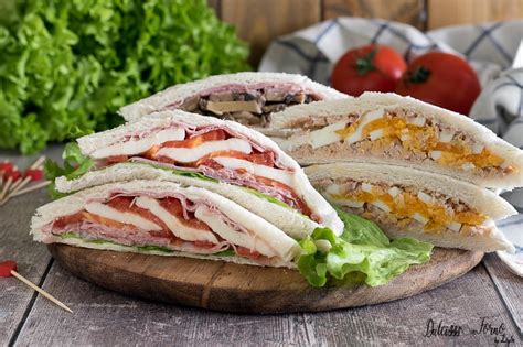 Ingredienti freschi per tramezzini: pomodori, mozzarella, lattuga, pane per tramezzini