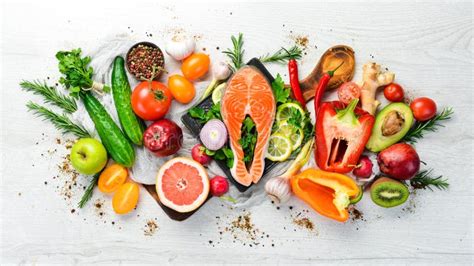 Varietà di cibi pronti per essere grigliati: carne, pesce, verdure e frutta